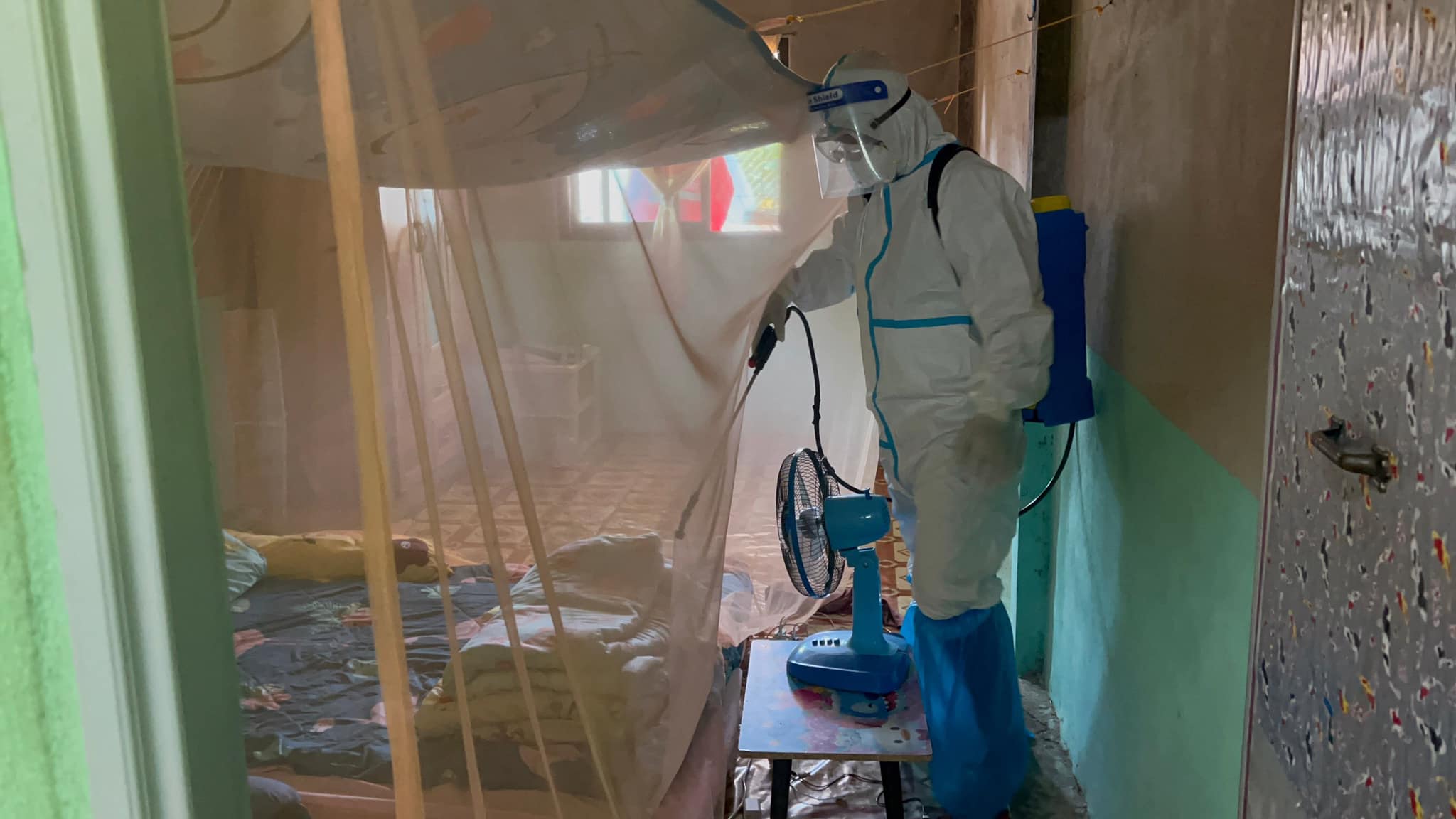 พ่นยาฆ่าเชื้อป้องกันการแพร่ระบาดของโรคติดเชื้อไวรัสโคโรนา 2019 บ้านแช่พลาง